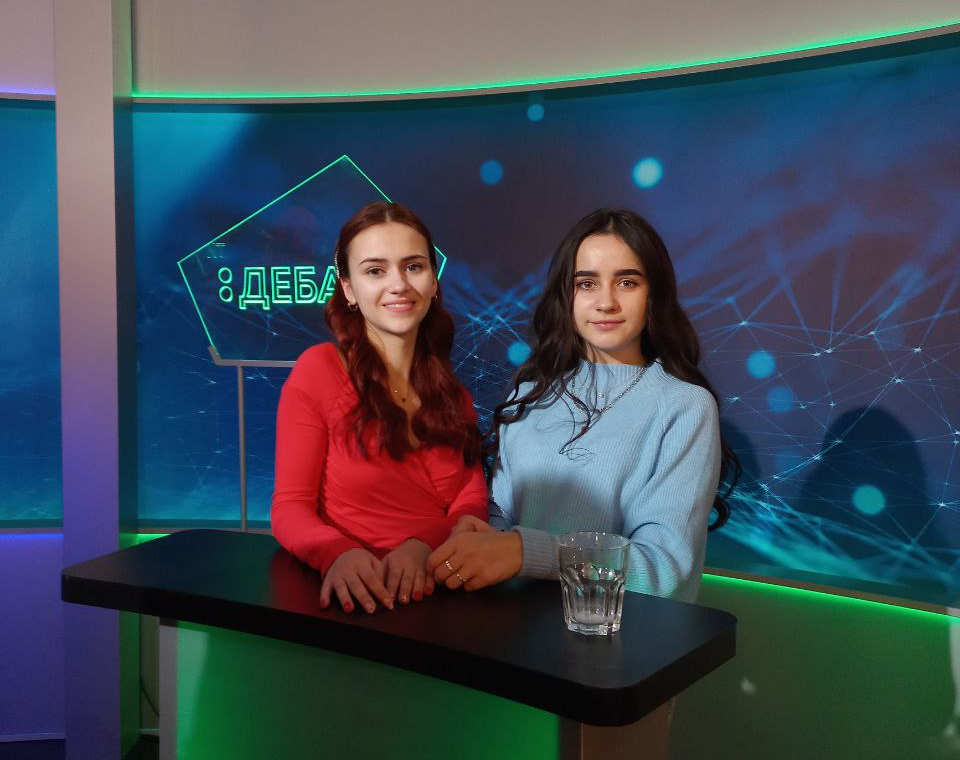 Студентки-першокурсниці Олена Миханцова і Наталія Скіп в студії телеканалу